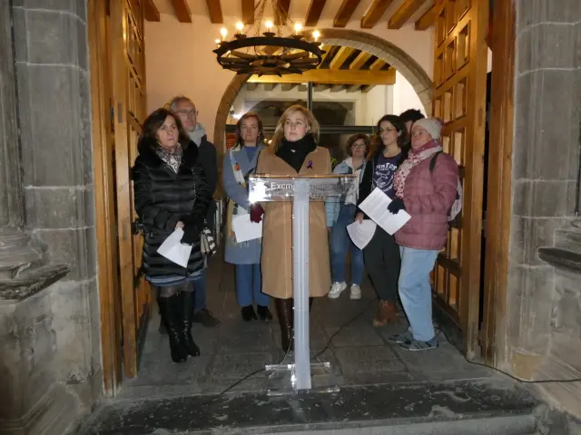 Lectura del manifiesto a las puertas del Ayuntamiento de Jaca.
