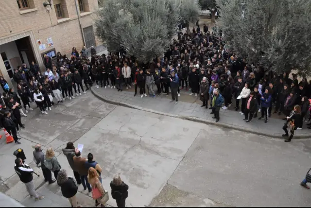 Los estudiantes de Barbastro han recorrido las calles hasta la plaza Aragón, donde se ha plantado un árbol en recuerdo de las víctimas.
