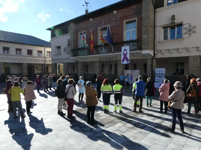 Sabiñánigo también ha conmemorado la jornada con una concentración a las puertas del Ayuntamiento.