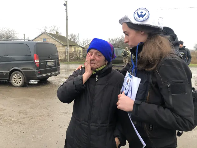 Kryl Lybov llora mientras presta testimonio a una voluntaria de West Support en Kyselivka