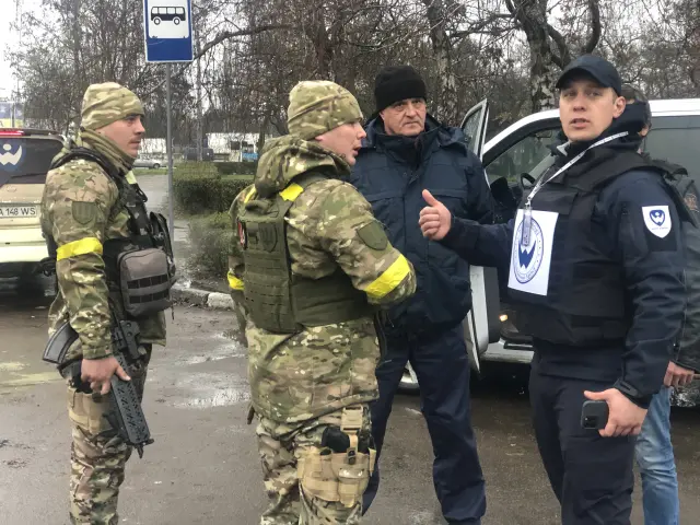 Nikita Kozyrenko y Briam preparan el operativo con la escolta militar ucraniana