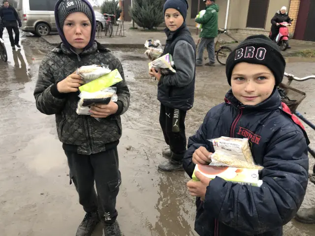 Niños de Nadezhviska con ayuda humanitaria Niños de Nadezhviska con ayuda humanitaria Niños de Nadezhviska con ayuda humanitaria