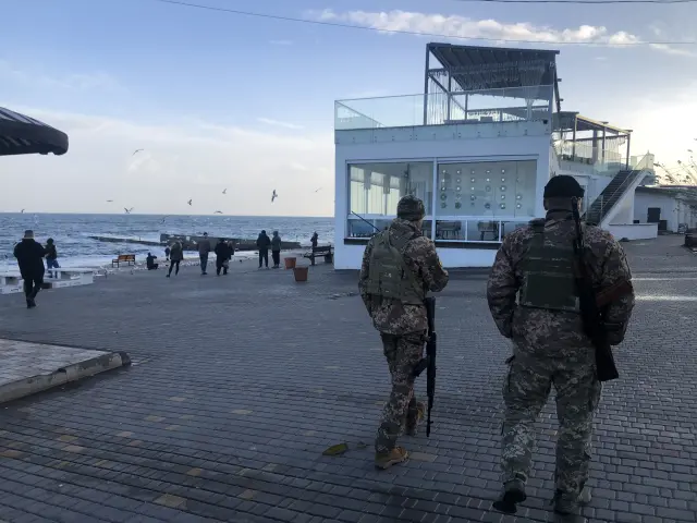 Una patrulla militar se desplaza por el paseo marítimo de Odesa

Una patrulla militar se desplaza por el paseo marítimo de Odesa

Una patrulla militar se desplaza por el paseo marítimo de Odesa

Una patrulla militar se desplaza por el paseo marítimo de Odesa

Una patrulla militar se desplaza por el paseo marítimo de Odesa