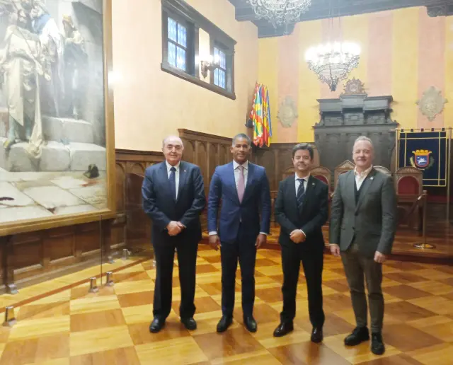 Visita del consejero de Asuntos Comerciales de la Embajada de la República Dominicana al Ayuntamiento de Huesca.