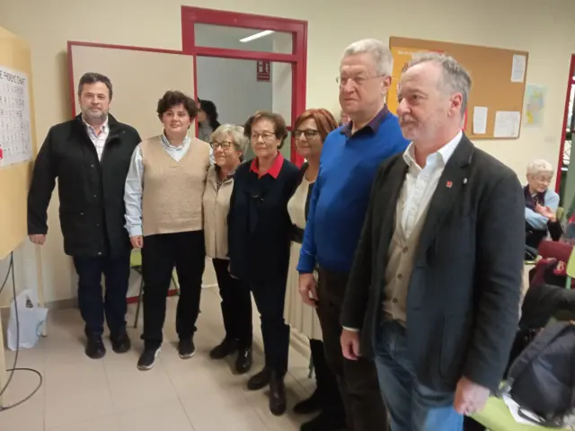 Autoridades con familiares de Sol y de Katia Acín en el homenaje de la Escuela de Idiomas de Huesca.
