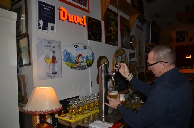 Raúl Moncho, tirando una cerveza de barril de Duvel