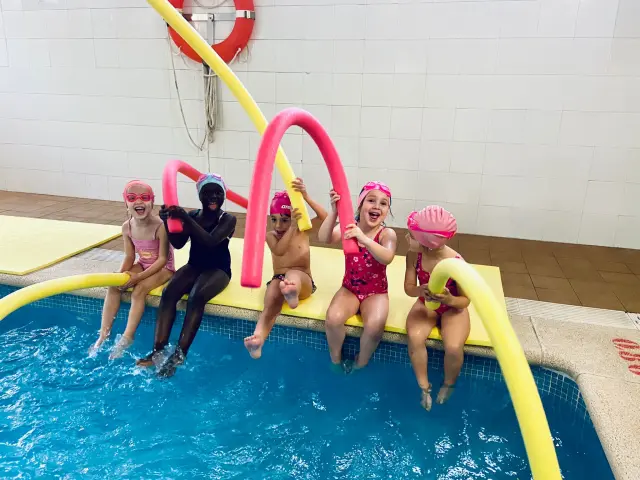 Actualmente, 120 alumnos integran la escuela de natación en la piscina del Pompiliano de Zaragoza