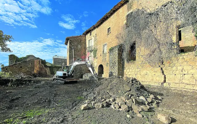 Las labores previas de limpieza del monasterio de San Victorián comenzaron en octubre y en ellas se han invertido más de 50.000 euros.
