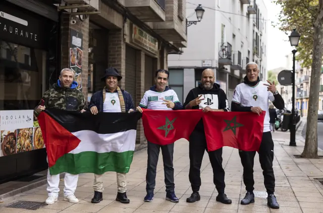 Mbarek Guerdousraf, Mohamed Tamer, Abdelouahed Brimi, Lamhar Mohammed y Abdelghani El Azouazi sonríen con las banderas y las camisetas de Marruecos.