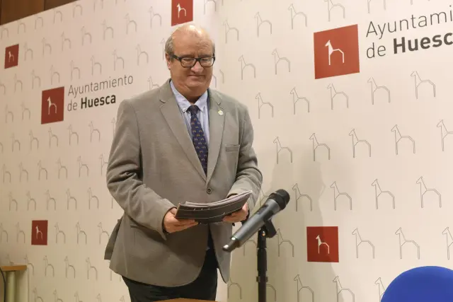 El concejal de Hacienda, José María Romance, con el documento de los presupuestos de 2023.