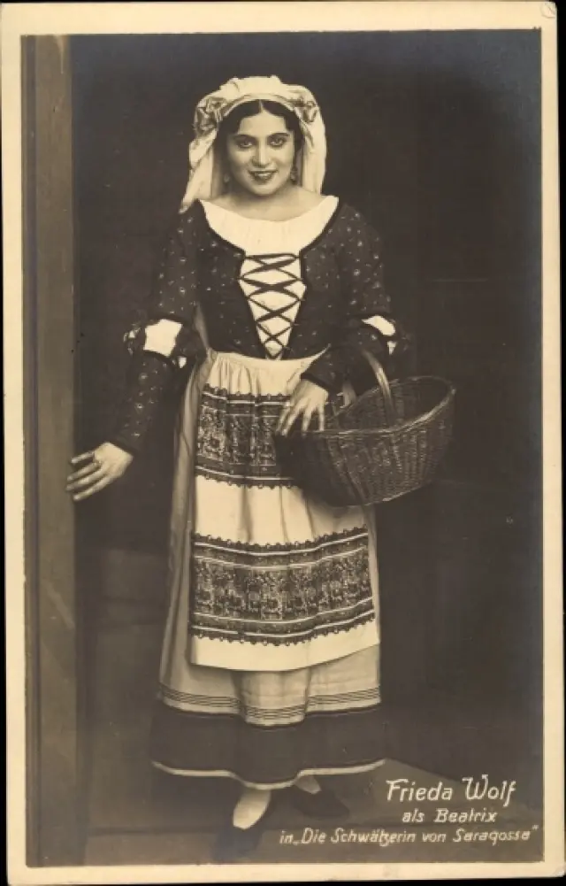 Postal de principios del siglo XX con una actriz que interpretaba el papel principal femenino de la obra