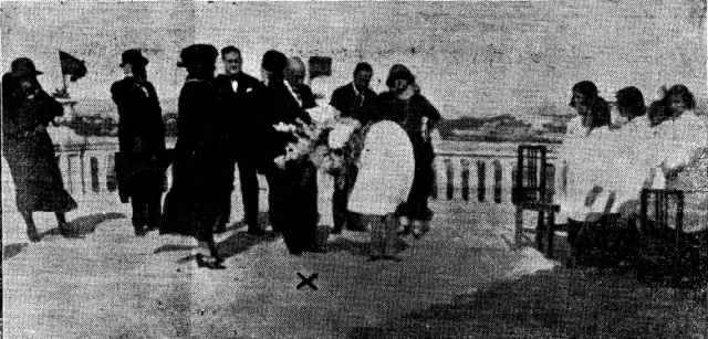 Una joven le entrega a Jacinto Benavente un ramo de flores en el Sanatorio del Cabezo Cortado.