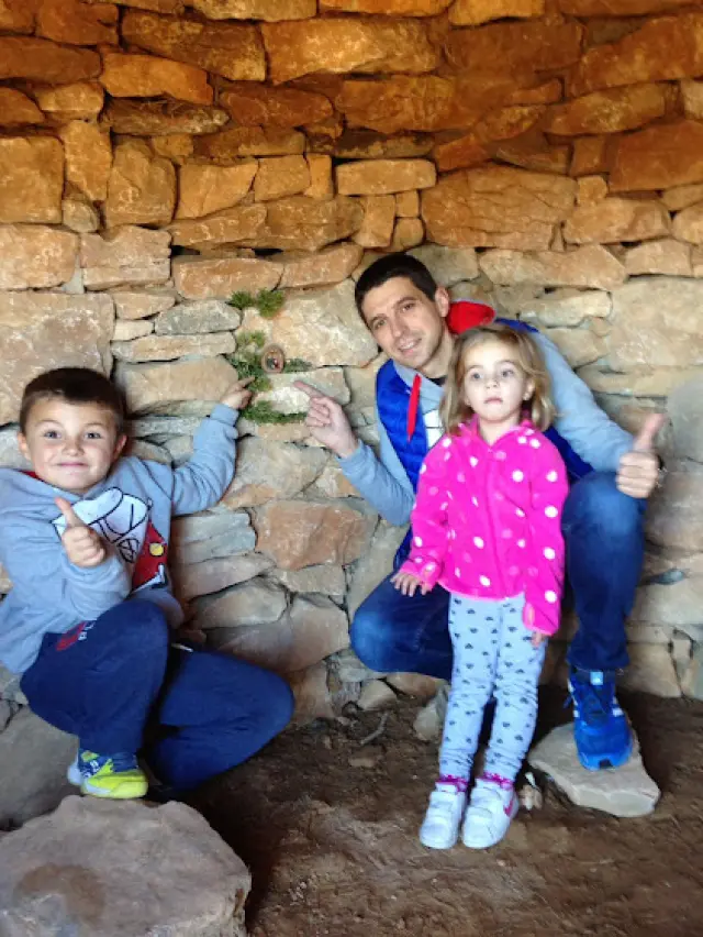 Miguel Sierra, con sus hijos Miguel y Sofía, el primer año que escondieron el belén en los alrededores de Alquézar en la Navidad de 2016.