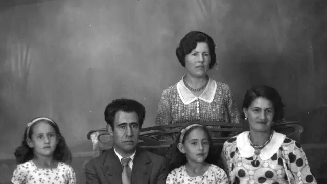Ramón Acín con su familia: sus hija Katia, Concha Monrás y la asistenta.