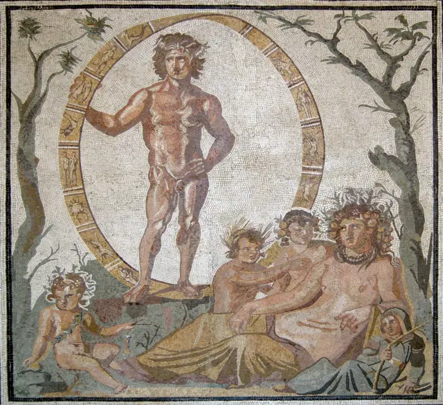 Aion, el dios de la eternidad, de pie dentro de una enorme banda de Moebius en un mosaico romano del siglo III d. C. que muestra una de las primeras representaciones de esta forma geométrica.