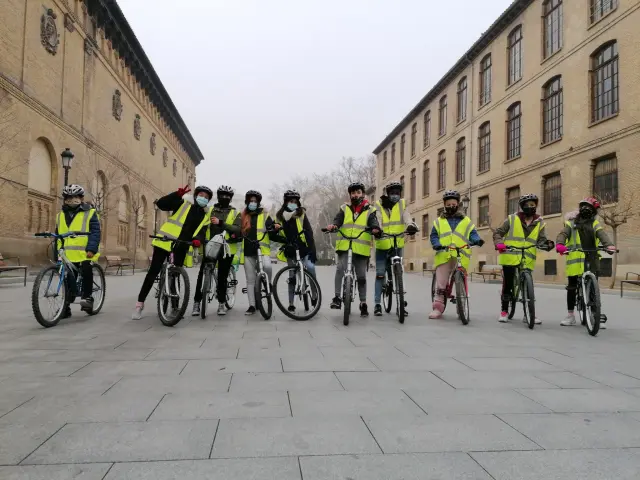 Alumnos del colegio Cantín y Gamboa, el año pasado, en una actividad de 'La bici en el cole'.