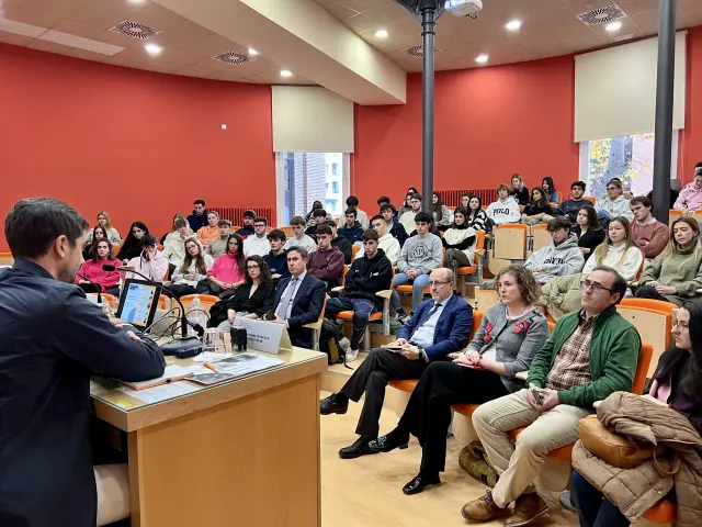 Charla organizada por la Universidad de Zaragoza en la que los egresados de la primera promoción de ADEi contaron sus experiencias.