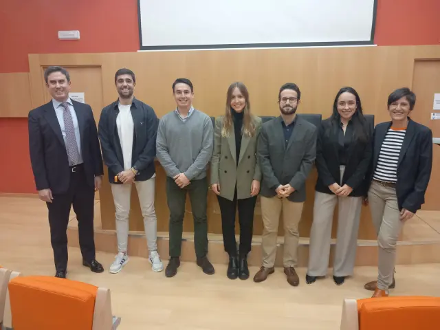 Cinco alumnos de la primera promoción del grado de Administración y Dirección de Empresas en ingles de la Universidad de Zaragoza.