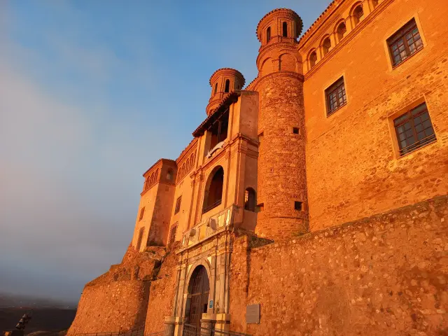 El castillo-palacio del Papa Luna en Illueca, también hospedería.