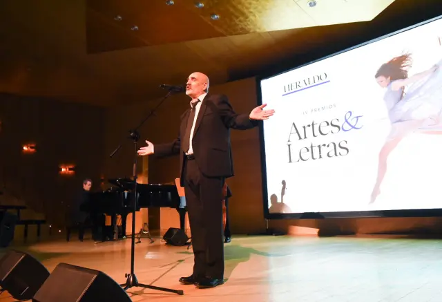 Paco Cuenca interpretrando a Jacques Brel en una de las galas de 'Artes & Letras' de HERALDO.