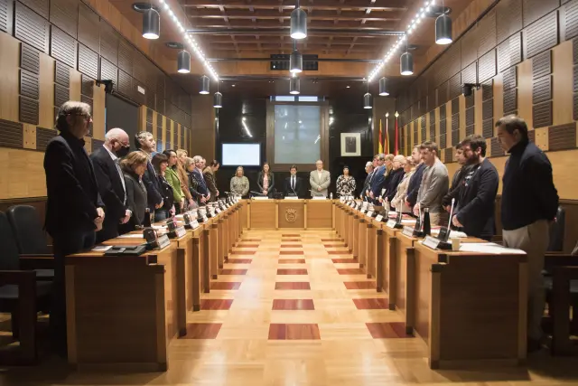 El pleno del Ayuntamiento de Huesca ha vuelto a guardar un minuto de silencio antes de la sesión.