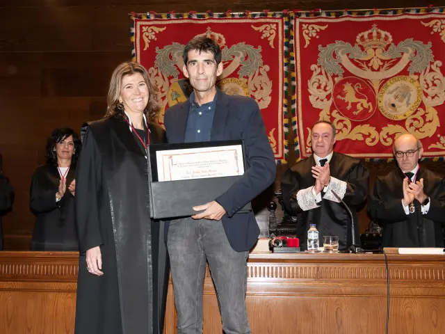 Julián Ríos recoge el Premio Valores de manos de Virginia Laguna