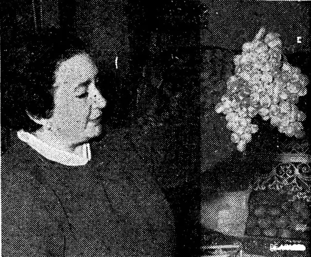 Una señora muestra uvas en el Mercado Central de Zaragoza, en la década de los 60.