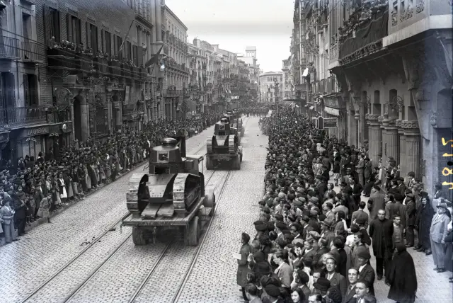 Un desfile de tanques, en la década de 1920. Abajo a la izquierda, Casa Zorraquino.