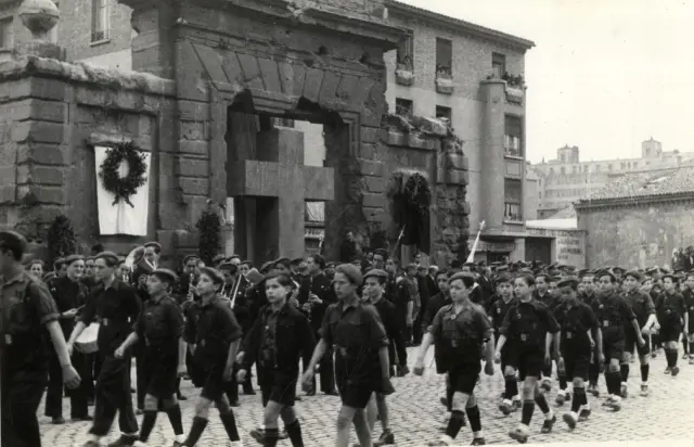 Un desfile de 'Flechas y Pelayos' ante la Puerta del Carmen, en 1939.