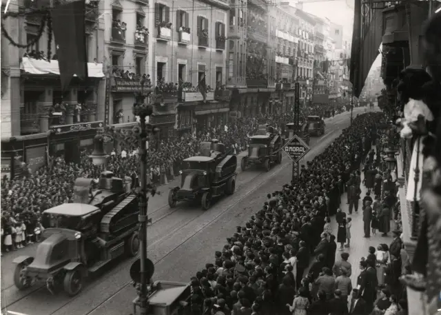 Desfile del Ejército de la República en 1935. Los camiones llevan tanquetas.