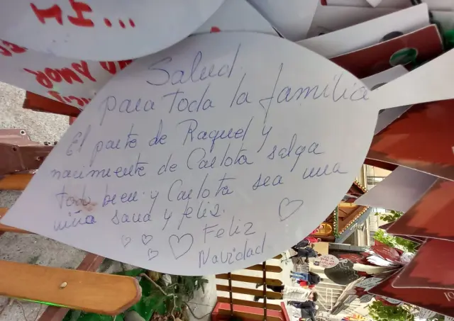 Árbol de los deseos en el Mercado de Navidad de la plaza del Pilar de Zaragoza.