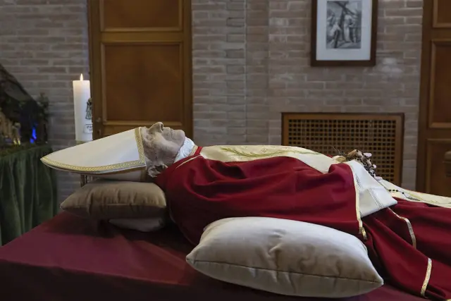 Benedicto XVI, en la capilla ardiente en el Vaticano.