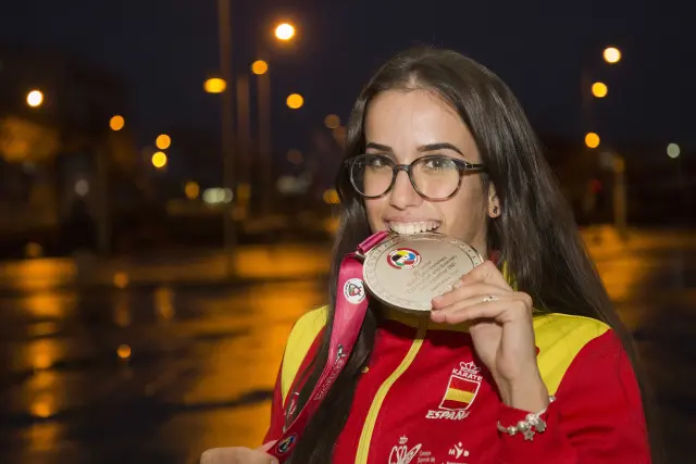 La karateca aragonesa Raquel Roy, con la medalla de plata lograda en el mundial.