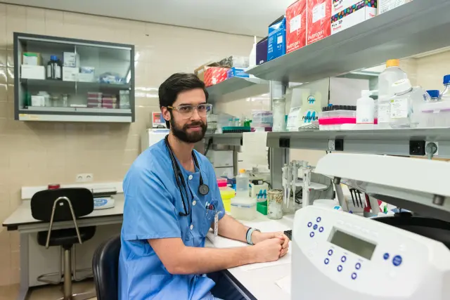Jorge en un laboratorio de la Unidad de Investigación Traslacional del Servet en que realiza su doctorado.