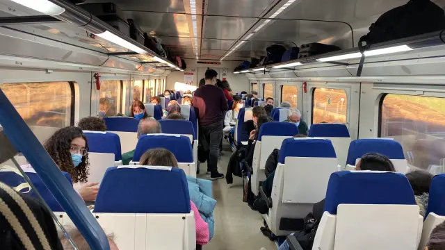 Algunos viajeros afectados por la avería del AVE Huesca-Madrid han tenido que viajar a Zaragoza de pie en los pasillos o entre los vagones del regional.