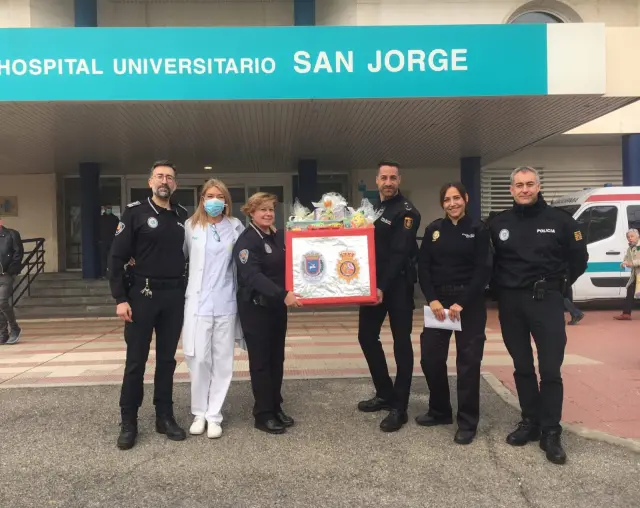 Agentes de la Policía Nacional y Local con personal de Pediatría de San Jorge.