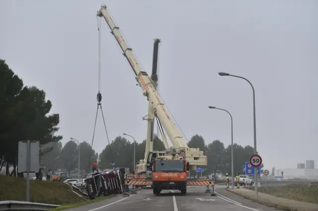 Se han movilizado dos grúas para retirar el camión siniestrado a la entrada de Huesca.