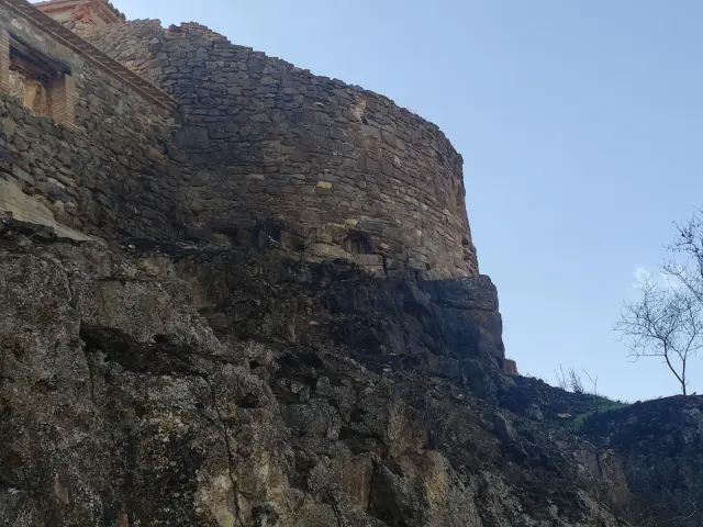 Estado actual de la fachada izquierda del castillo de Añón, que era de hiedra, pero está calcinada.