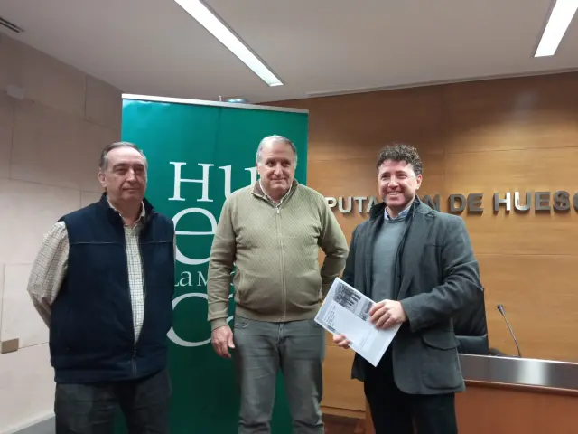 Juan Castiella, Alberto Solanes y Fernando Blasco, en la presentación del 'Estudio del potencial del cielo nocturno en la provincia de Huesca'.