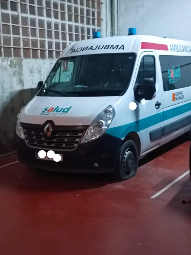 Una de las ambulancias saboteadas del transporte programado en Barbastro.