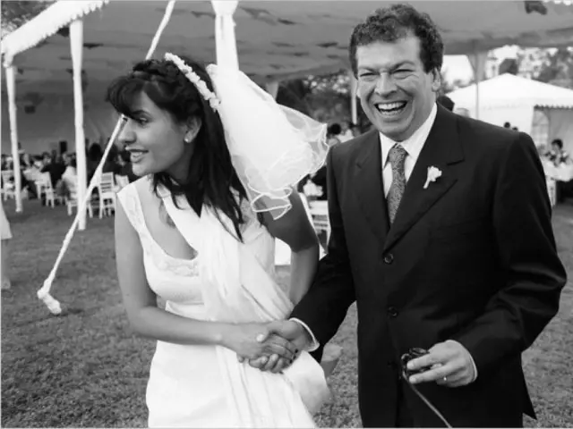 Aura Estrada y Francisco Goldman el día de su boda.