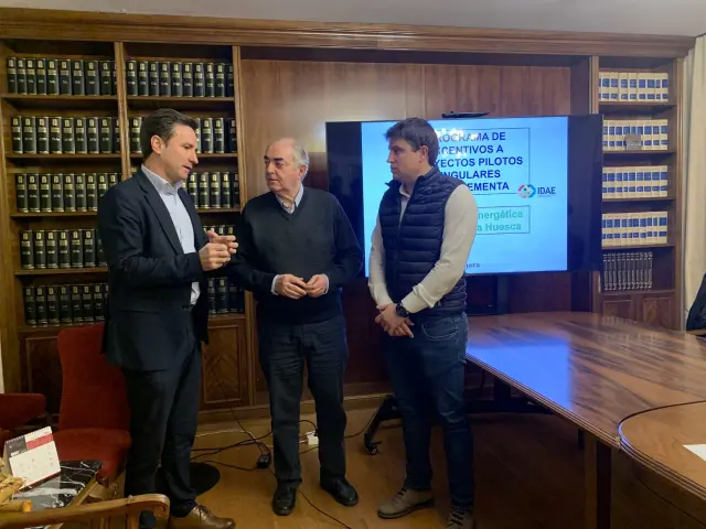 De izquierda a derecha José Andrés Palacios, de la Cámara de Navarra; Manuel Rodríguez Chesa, presidente de la de Huesca; y Antonio Biescas, diputado provincial .
