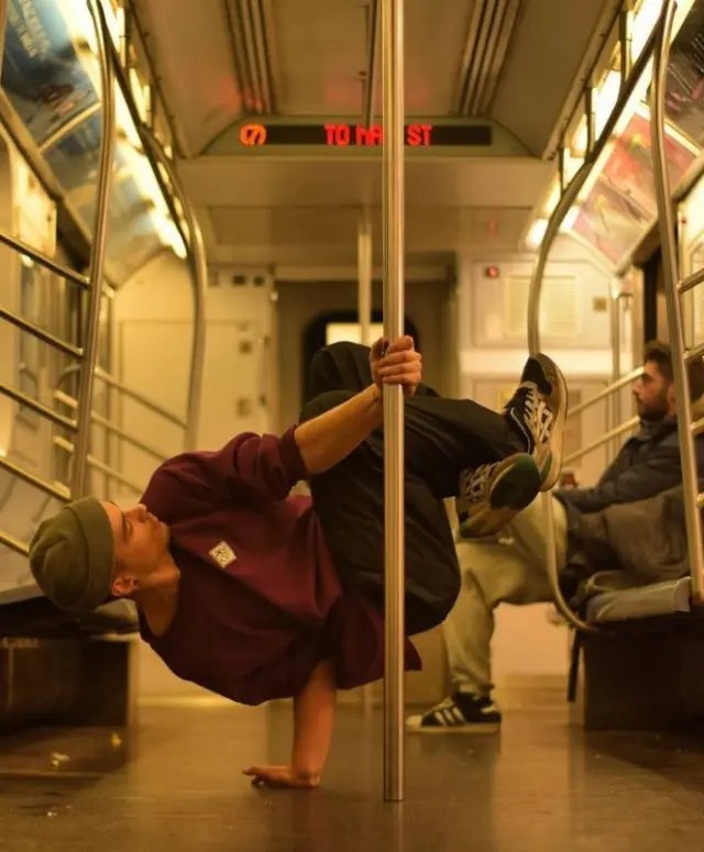 El joven zaragozano, en el interior del metro de Nueva York.