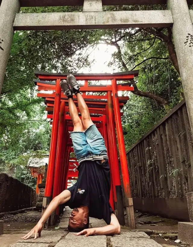 Bayona, frente a una serie de 'toriis' o puerta sagradas japonesas.
