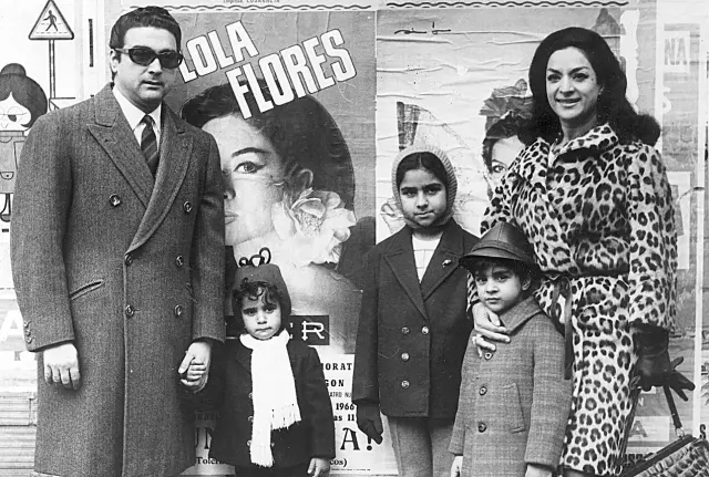 Retrato de familia en 1967: Antonio González, 'el Pescadilla', los tres hijos (Rosario, Antonio y Lolita), y Lola Flores.
