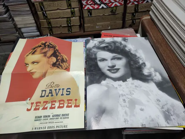 Dos carteles de cine con Bette Davis y Rita Hayworth.