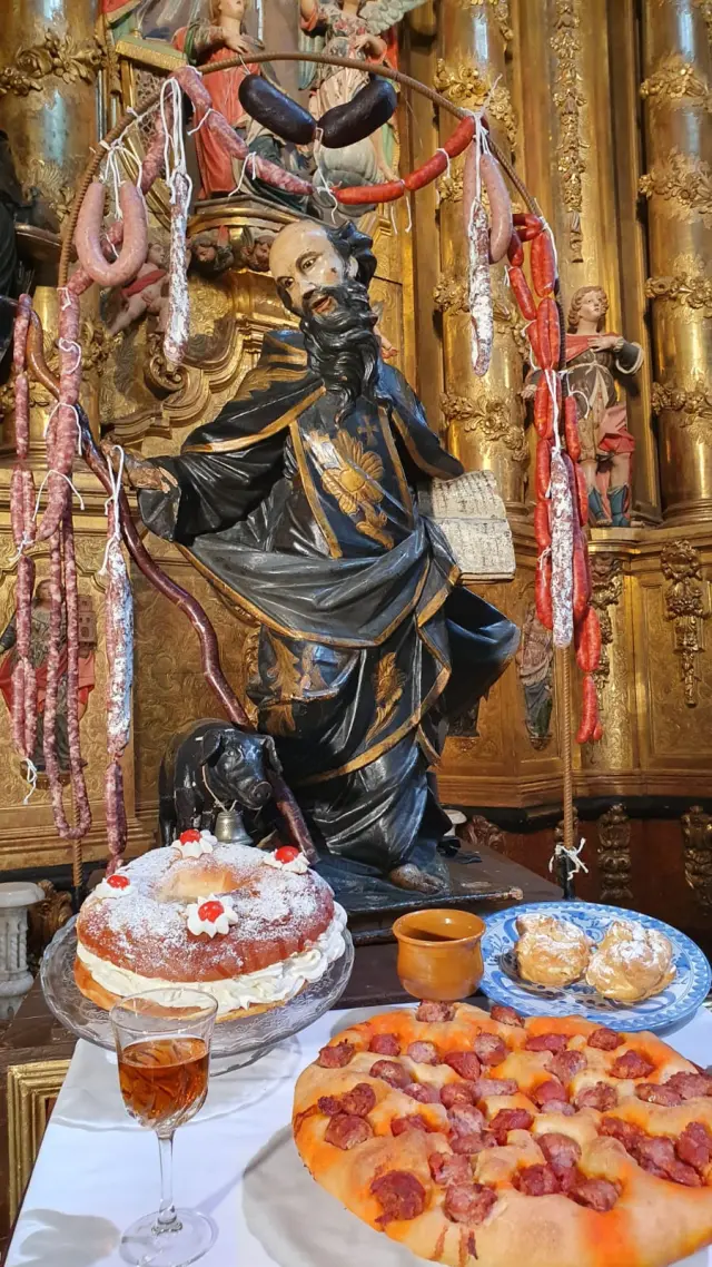 San Antón adornado con embutidos y roscones en Almonacid de la Sierra.