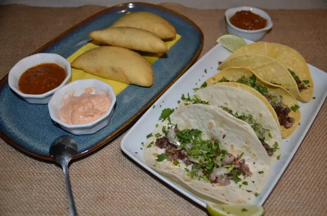 Tacos de Suadero y mini empanadas