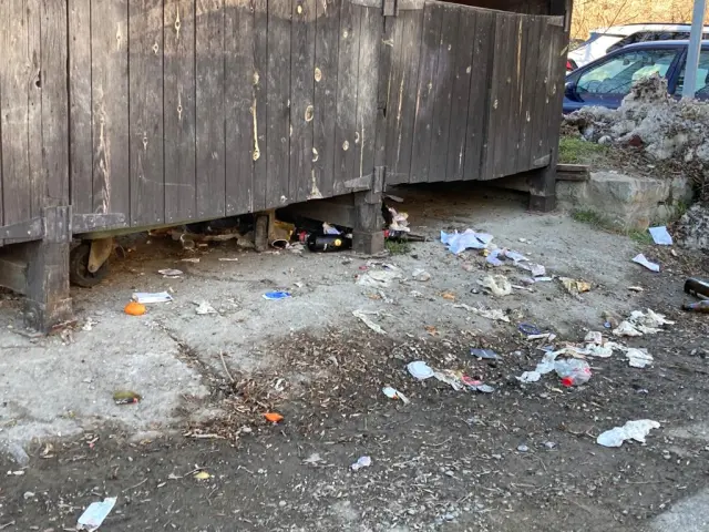 Los vecinos de Cerler se quejan, entre otras cosas, de la suciedad por la falta de limpieza del pueblo.