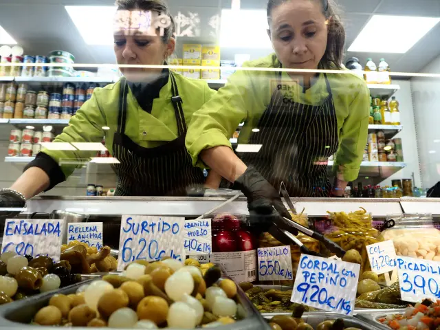 Belén y Sofía, en el puesto de Hermanos Rezusta del Mercado Central de Zaragoza.